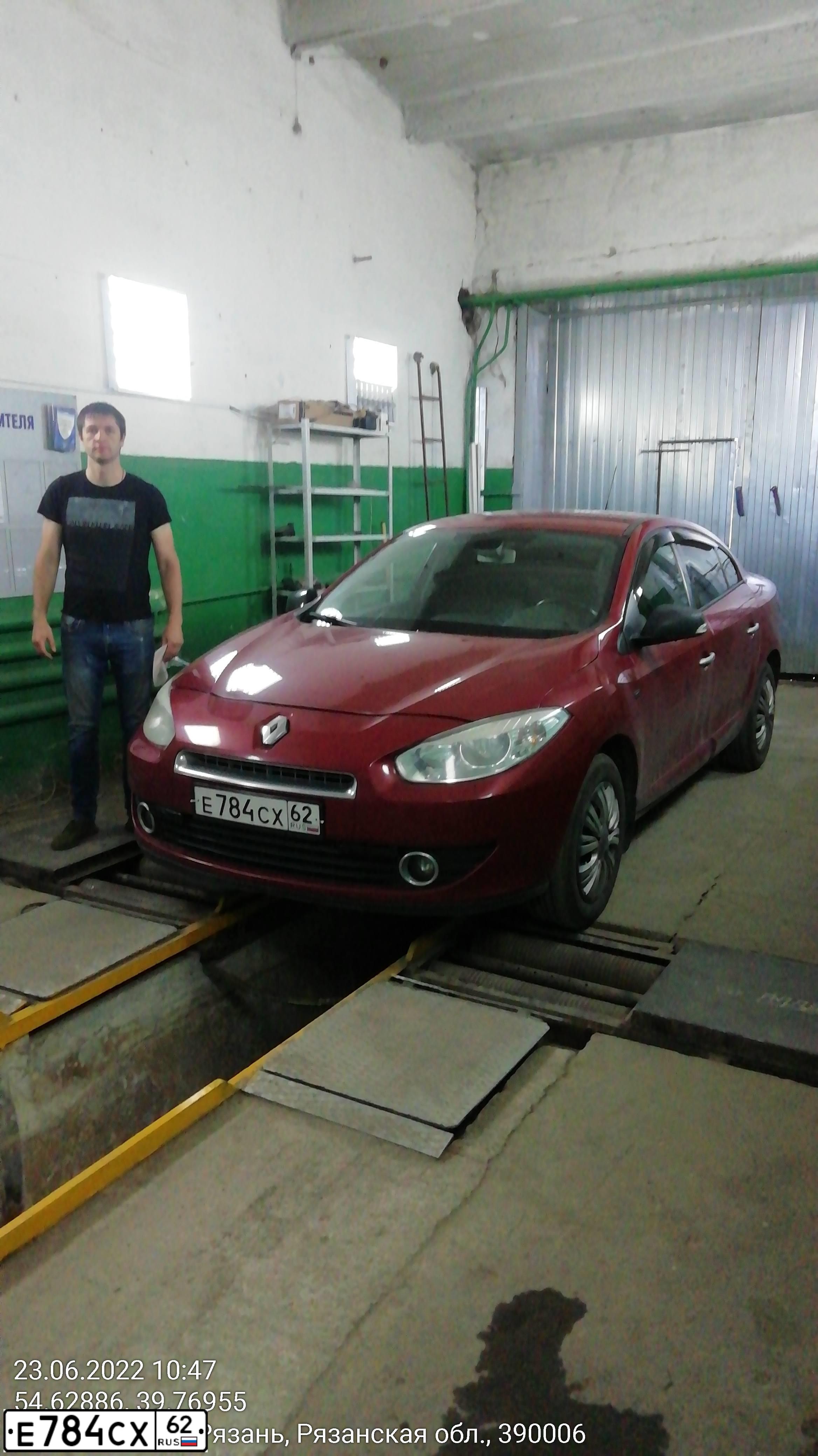 Фото автомобиля RENAULT FLUENCE, 2012 — госномер Р478УА62. Цвет: Красный