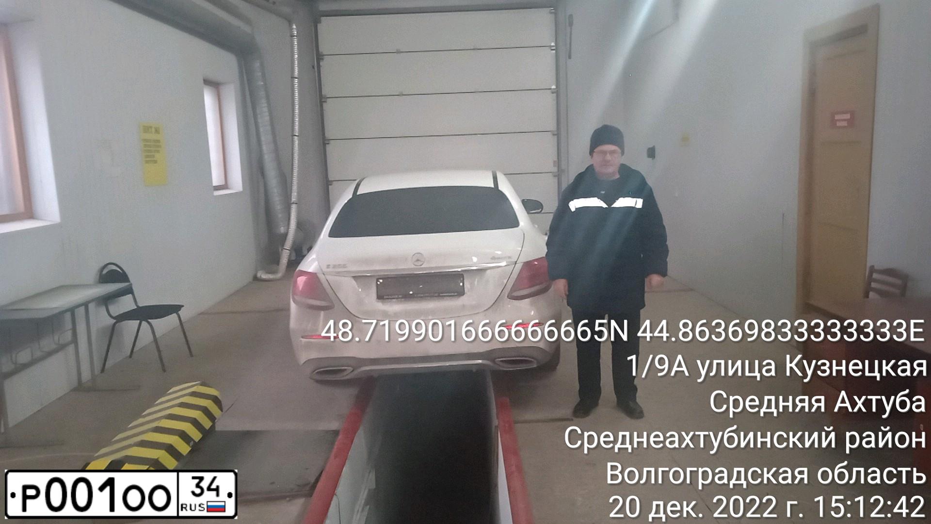 Фото автомобиля MERCEDES GLE-KLASSE, 2016 — госномер А300НУ01. Цвет: СЕРЫЙ