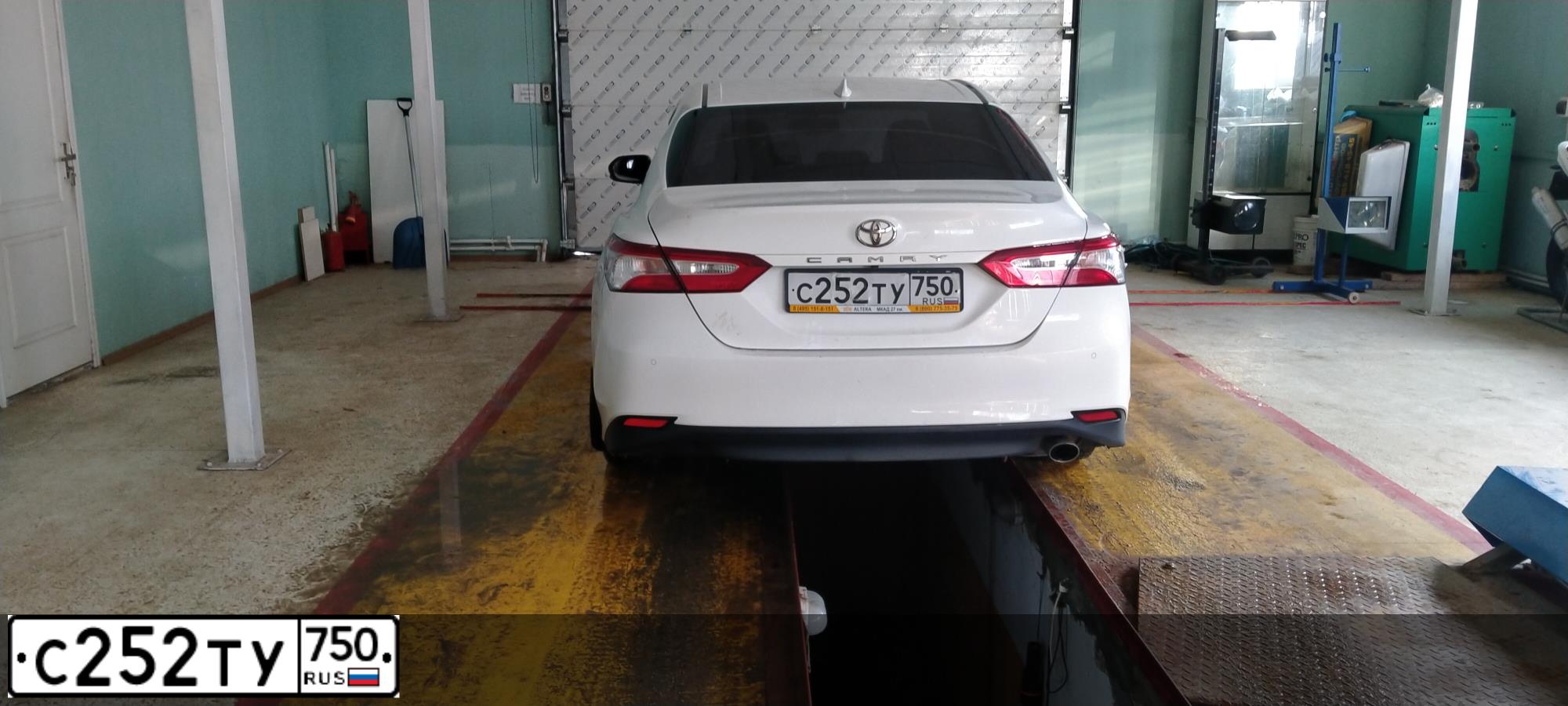 Фото автомобиля TOYOTA CAMRY, 2018 — госномер С252ТУ750. Цвет: БЕЛЫЙ