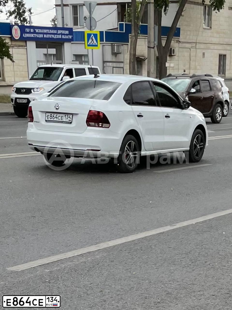 Фото автомобиля VOLKSWAGEN POLO, 2019 — госномер Е864СЕ134. Цвет: Белый