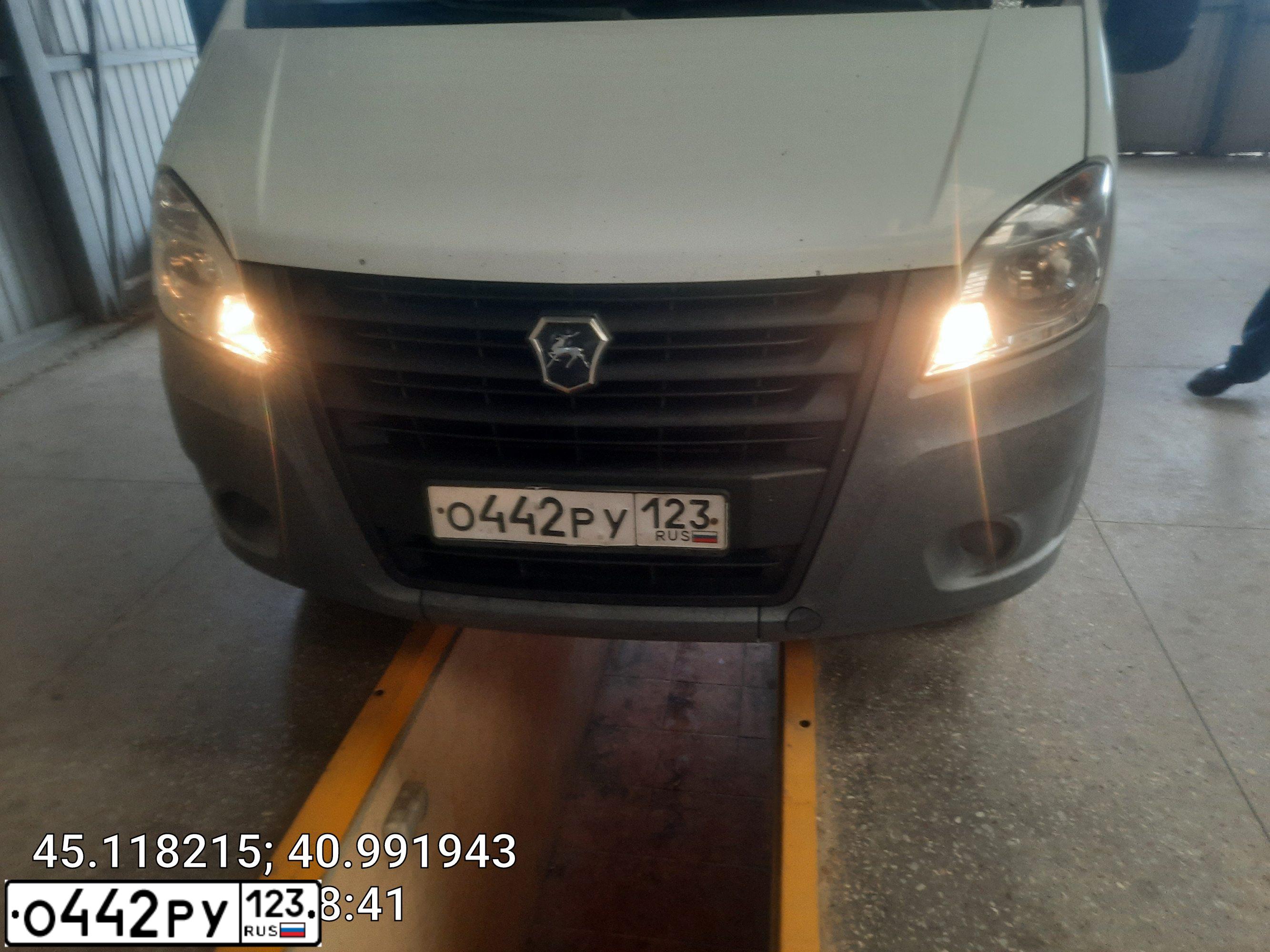 Фото автомобиля ГАЗ A31R32, 2016 — госномер Р421МХ126. Цвет: Белый