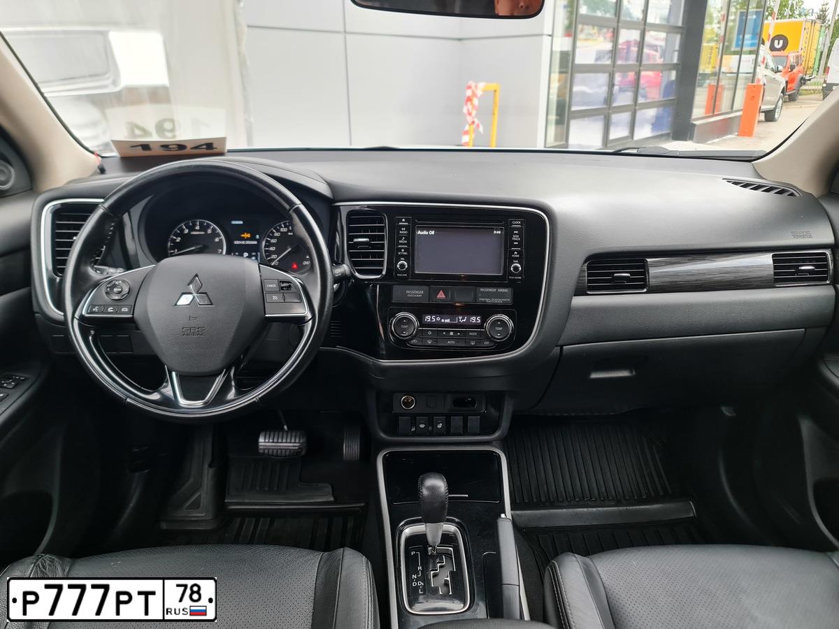 Фото автомобиля TOYOTA LANDCRUISER, 2004 — госномер Р777РТ78. Цвет: ЧЕРНЫЙ