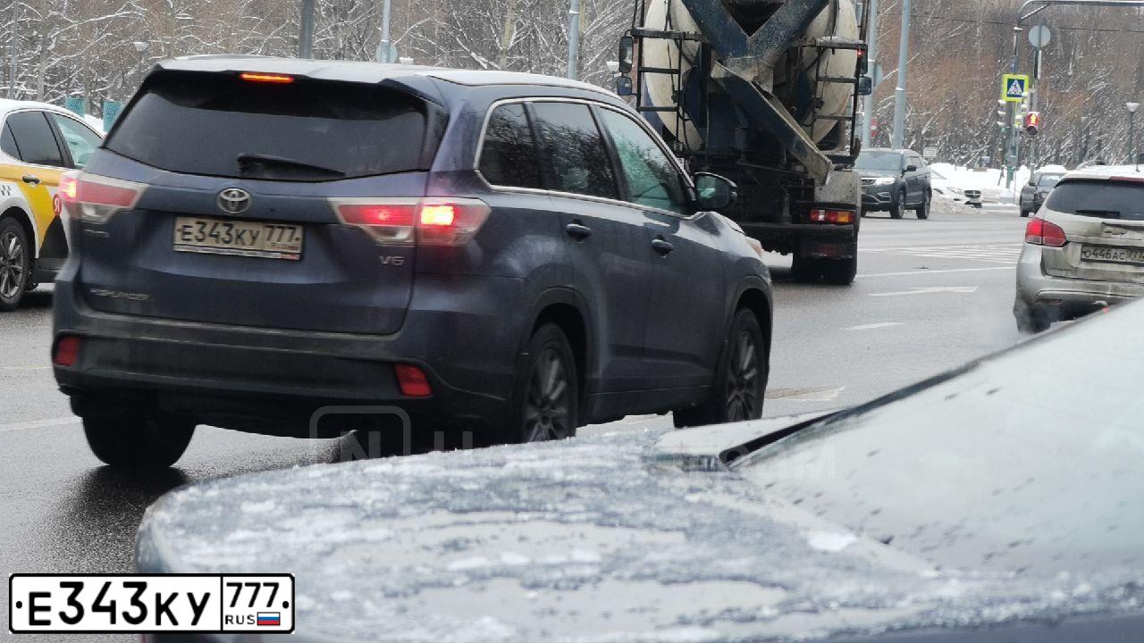 Фото автомобиля TOYOTA HIGHLANDER, 2014 — госномер Е343КУ777. Цвет: СЕРЫЙ