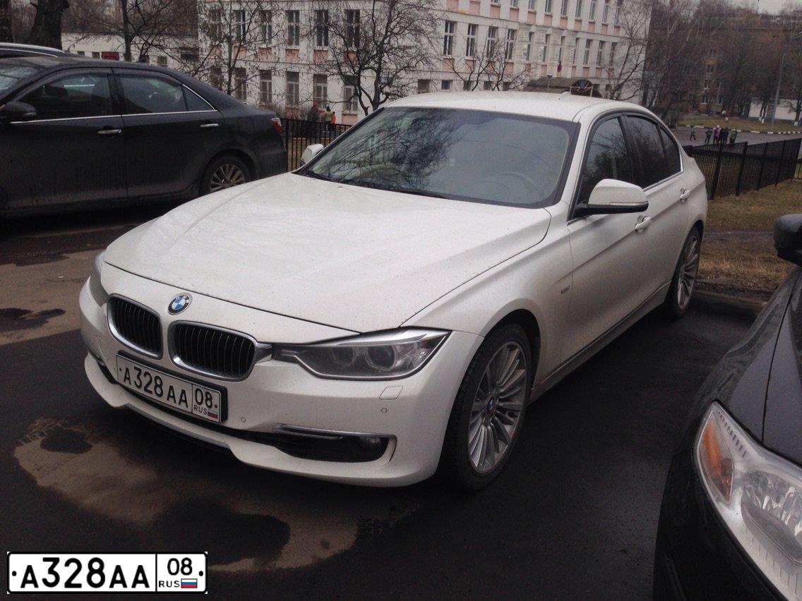 Фото автомобиля BMW SERIE 3, 2012 — госномер Р112РА196. Цвет: Белый