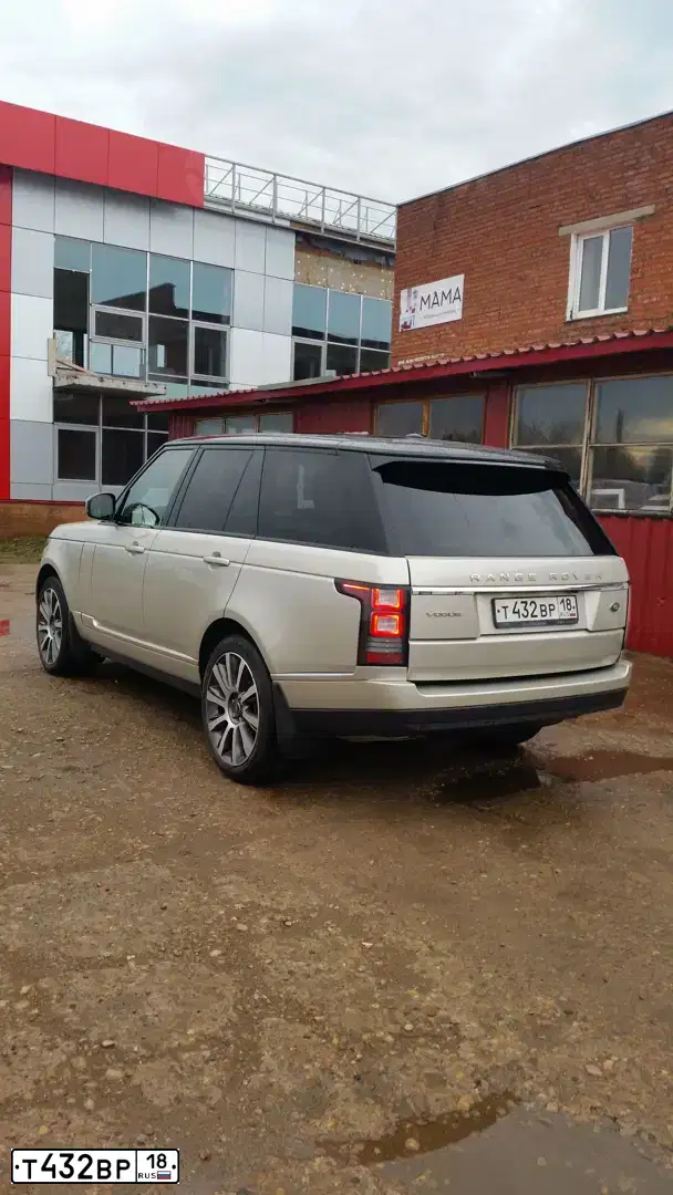 Фото автомобиля LAND ROVER RANGE ROVER, 2013 — госномер Е363УУ18. Цвет: СЕРО-ЗОЛОТИСТЫЙ