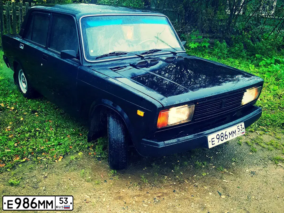 Фото автомобиля LADA 2105, 2010 — госномер Е986ММ53. Цвет: СИНЕ-ЧЕРНЫЙ