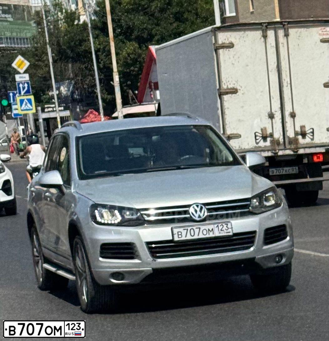 Фото автомобиля VOLKSWAGEN TOUAREG, 2012 — госномер У005МЕ93. Цвет: СЕРЕБРИСТЫЙ