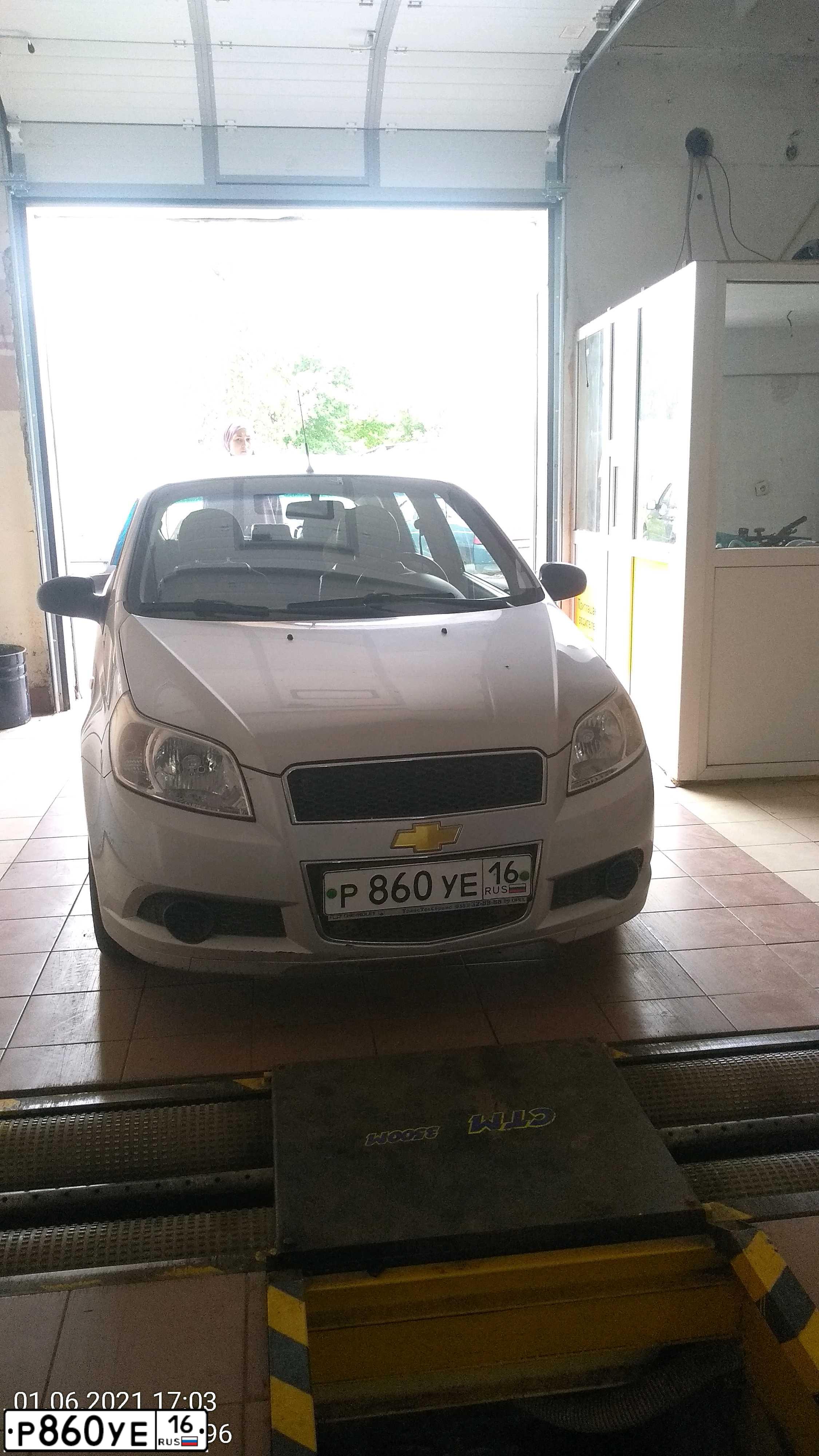 Фото автомобиля CHEVROLET AVEO, 2009 — госномер Р860УЕ16. Цвет: серебристый