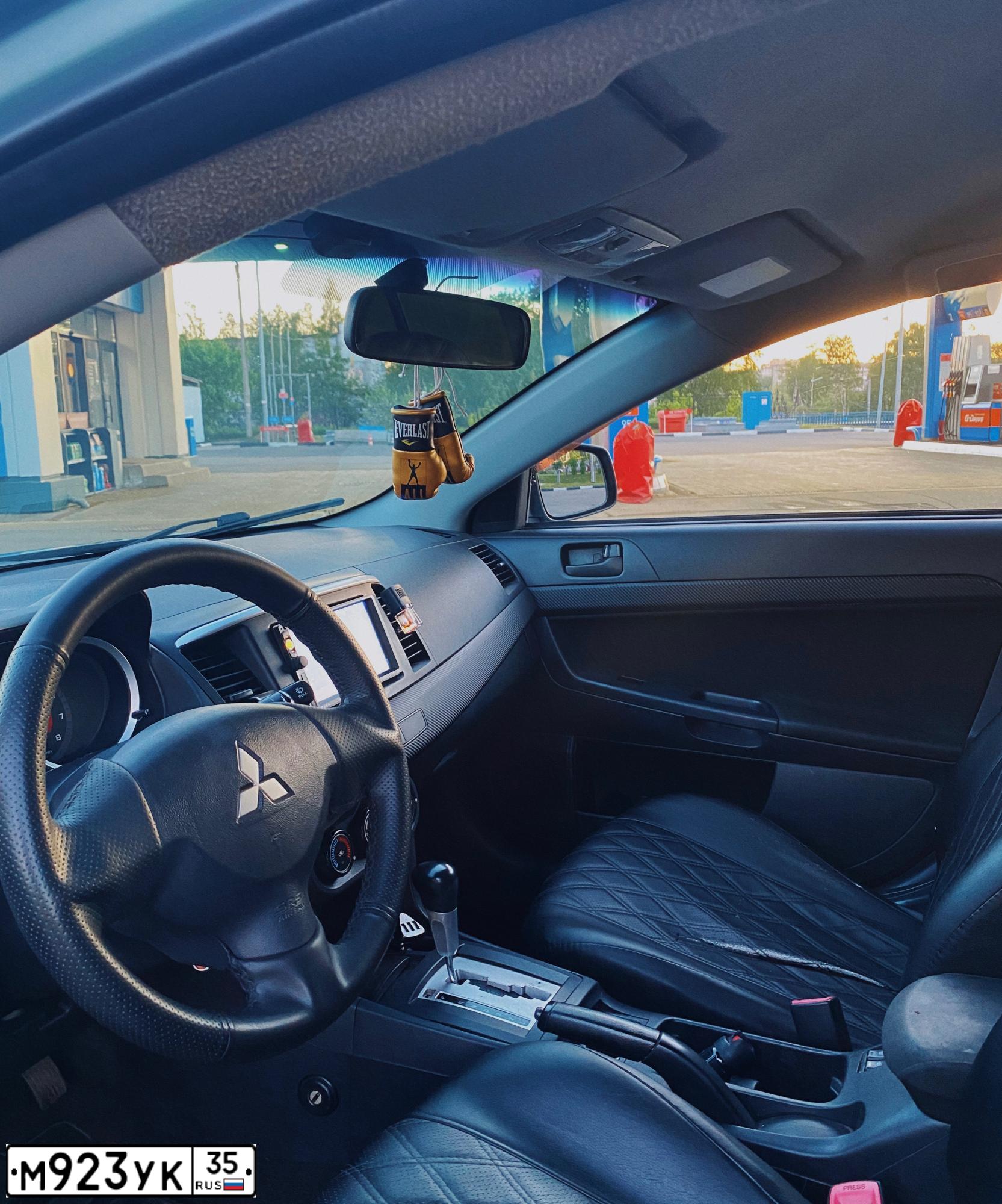 Фото автомобиля MITSUBISHI LANCER, 2007 — госномер М923УК35. Цвет: СВЕТЛО-СЕРО-ЗЕЛЕНЫЙ