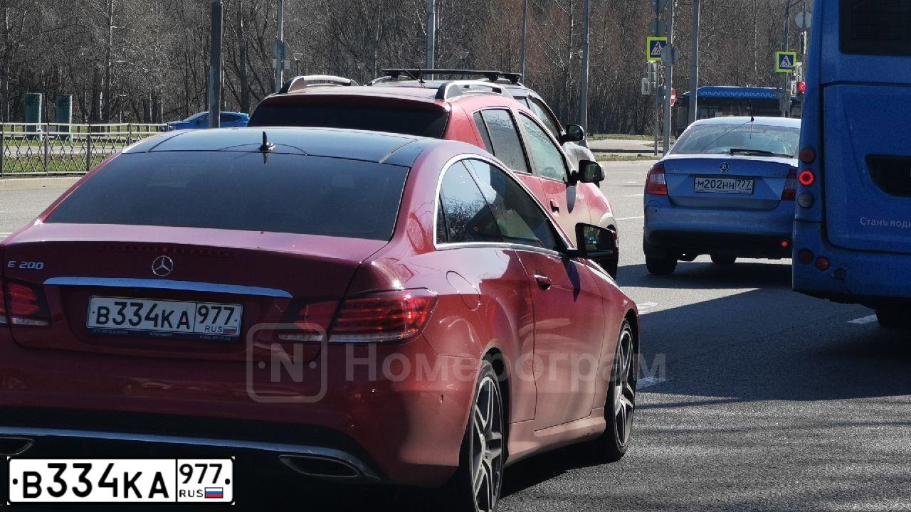 Фото автомобиля MERCEDES E-KLASSE, 2016 — госномер У111НА98. Цвет: Красный