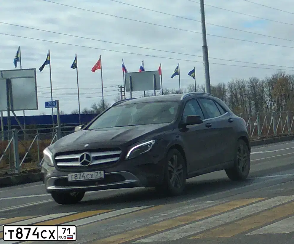 Фото автомобиля MERCEDES GLA-KLASSE, 2016 — госномер Т874СХ71. Цвет: КОРИЧНЕВЫЙ