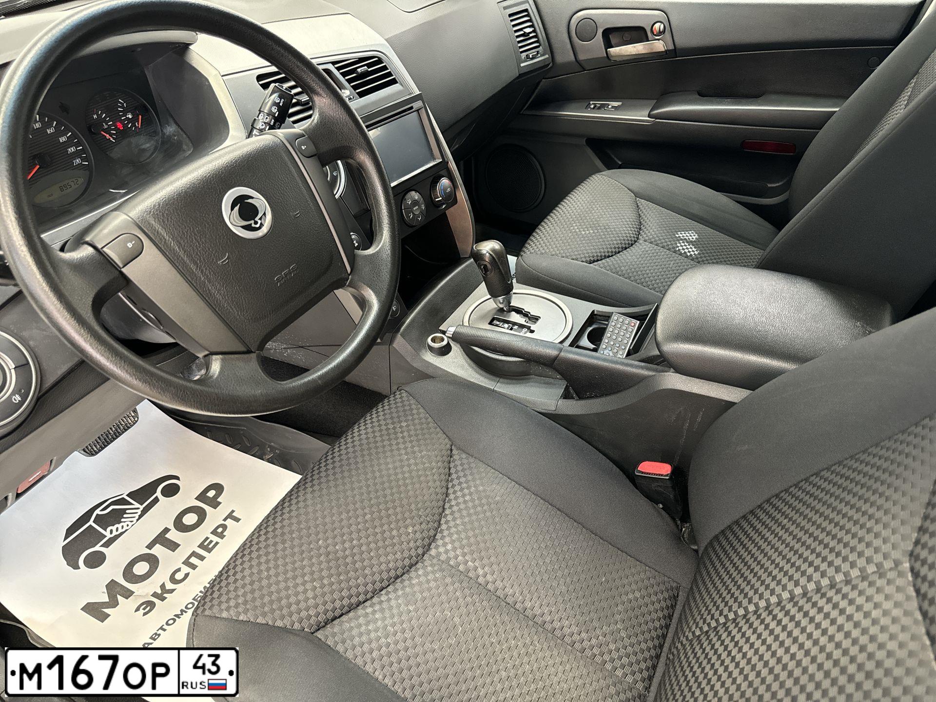Фото автомобиля SSANGYONG KYRON, 2013 — госномер Е100КО11. Цвет: ЧЕРНЫЙ