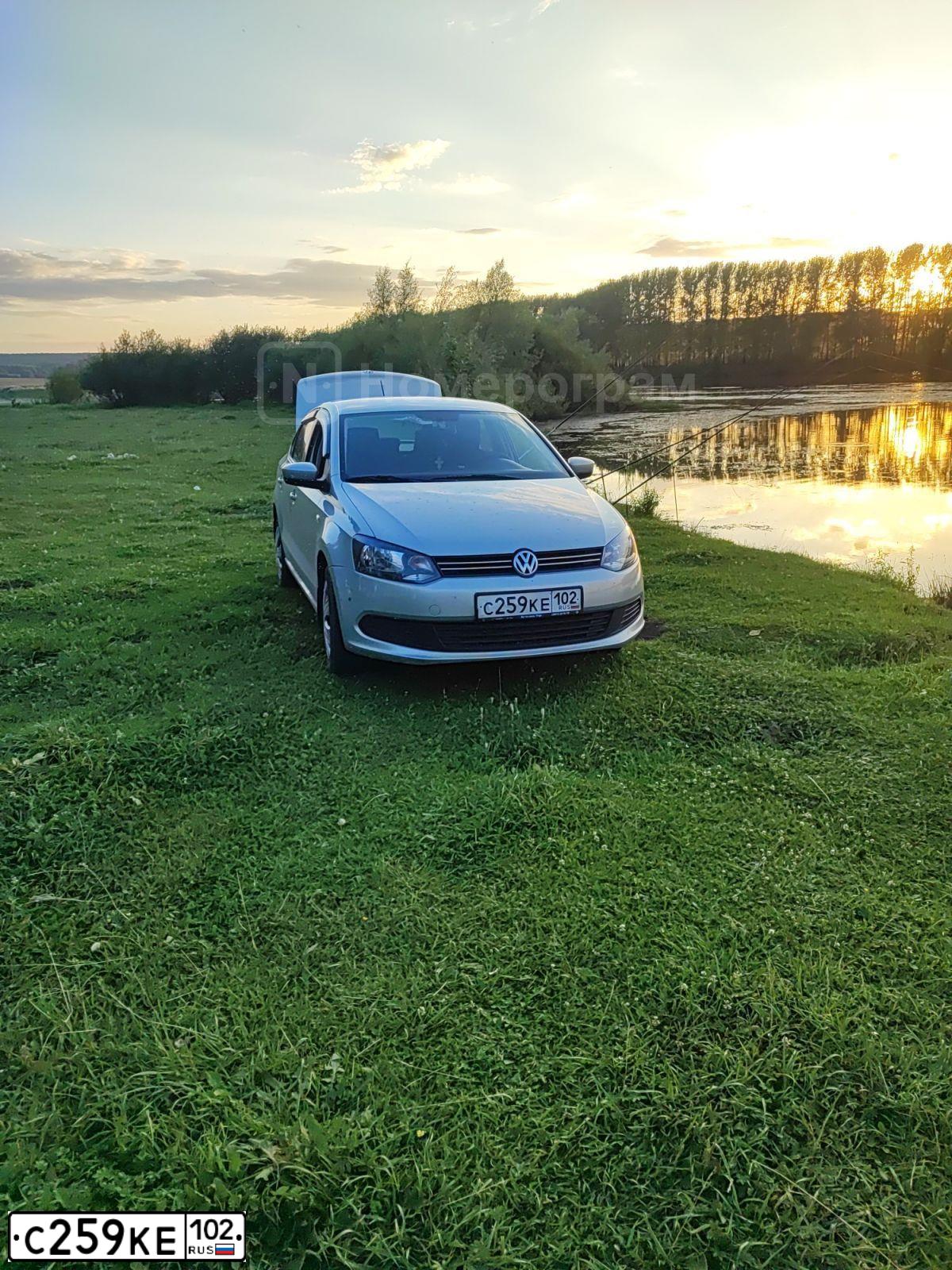 Фото автомобиля VOLKSWAGEN POLO, 2014 — госномер М800КХ702. Цвет: СЕРЕБРИСТО-ЖЕЛТЫЙ