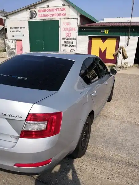 Фото автомобиля SKODA OCTAVIA, 2013 — госномер Н309ЕН13. Цвет: Серебристый