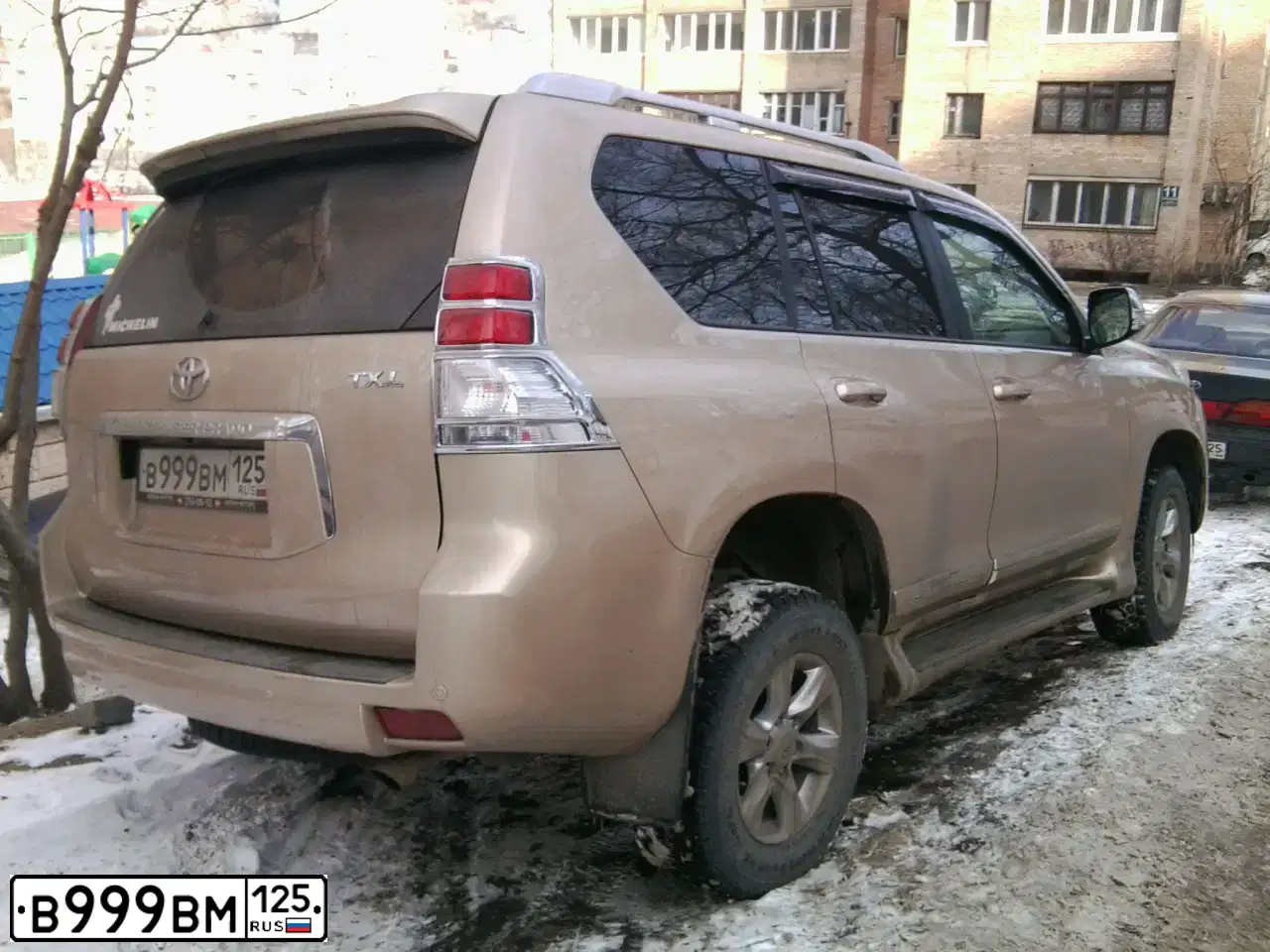 Фото автомобиля TOYOTA LANDCRUISER, 2012 — госномер В999ВМ125. Цвет: ЗОЛОТИСТЫЙ