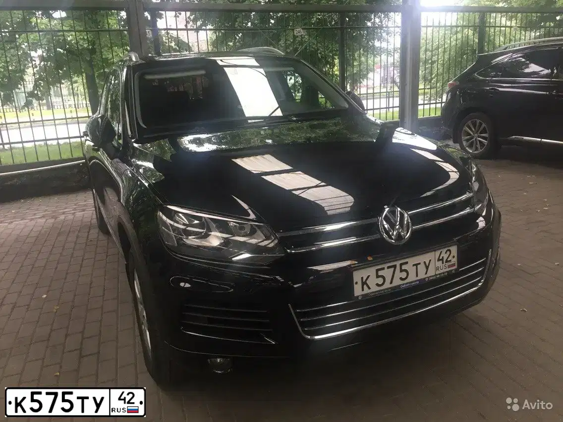 Фото автомобиля VOLKSWAGEN TOUAREG, 2011 — госномер К575ТУ42. Цвет: ЧЕРНЫЙ