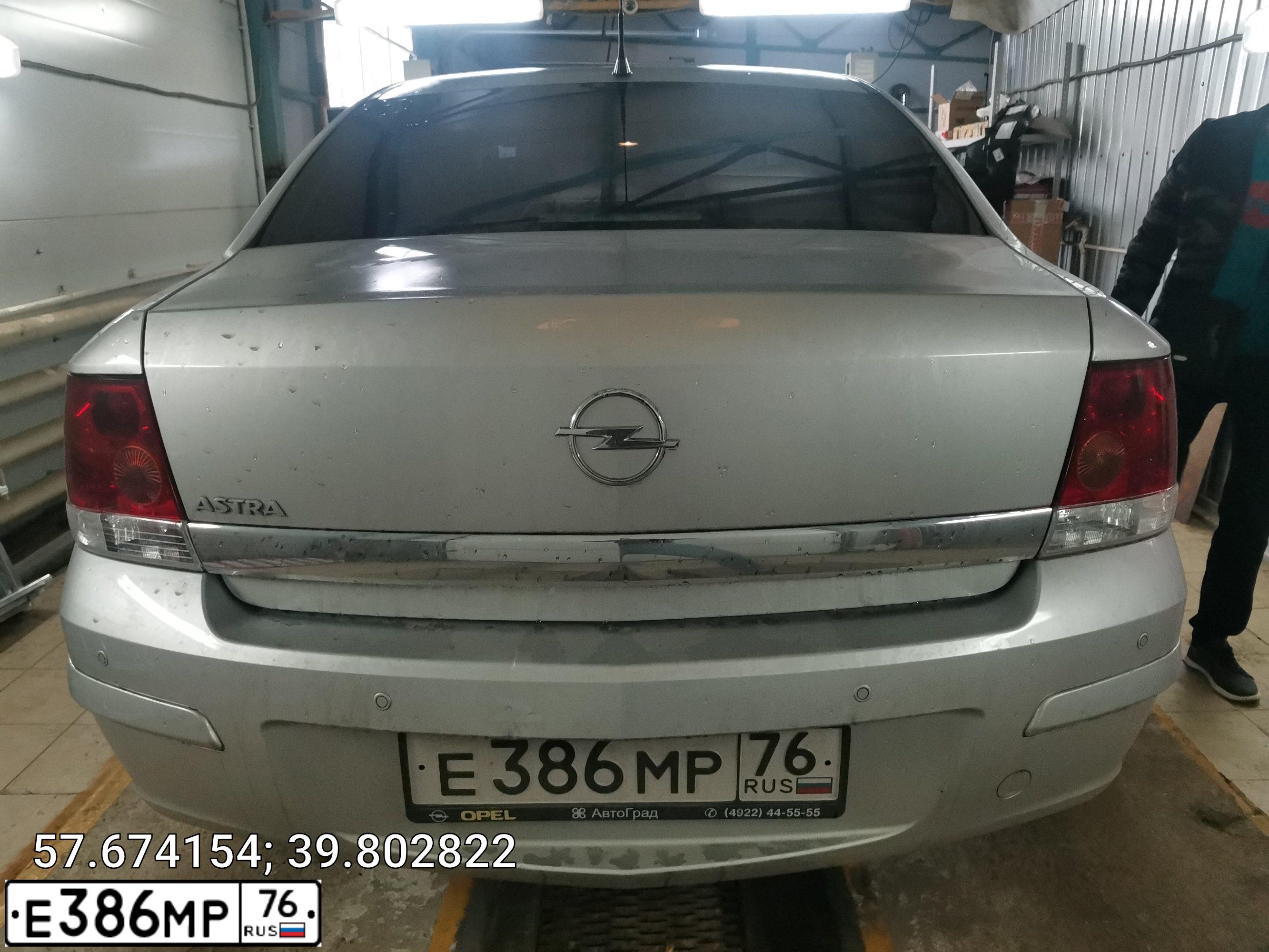 Фото автомобиля OPEL ASTRA, 2011 — госномер Е386МР76. Цвет: Серый