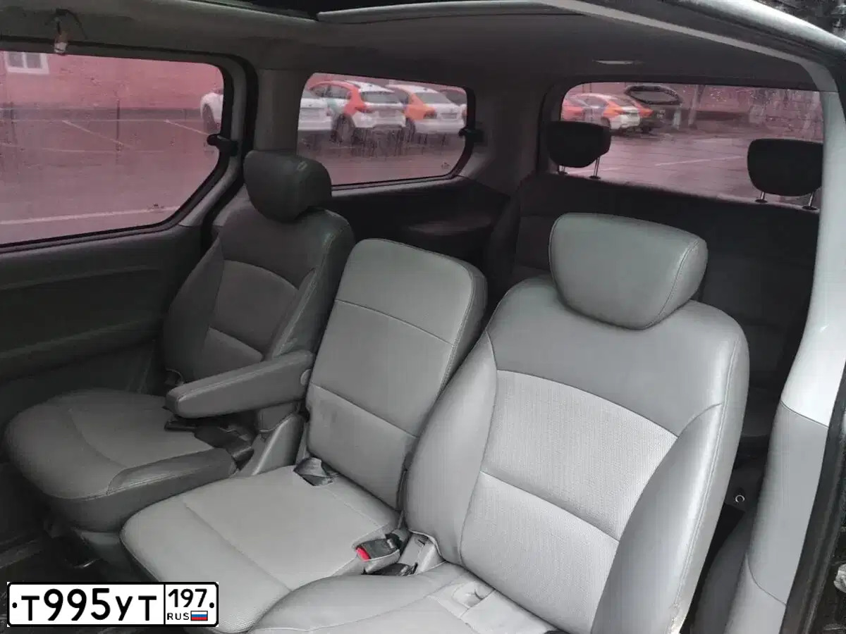 Фото автомобиля HYUNDAI GRAND STAREX, 2011 — госномер Т995УТ197. Цвет: Серый