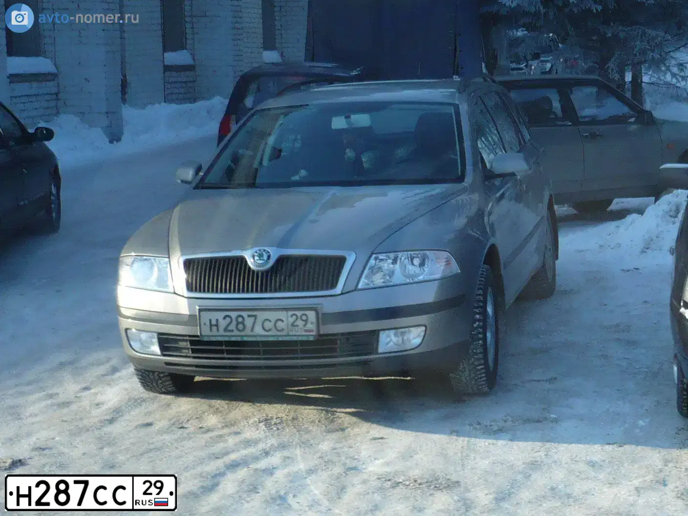 Фото автомобиля SKODA OCTAVIA, 2017 — госномер Н287СС29. Цвет: БЕЖЕВЫЙ