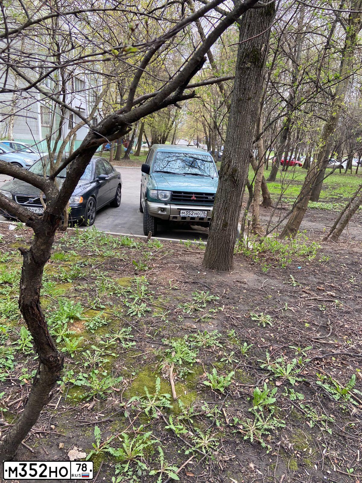 Фото автомобиля MITSUBISHI PAJERO, 1999 — госномер М352НО78. Цвет: ЗЕЛЕНЫЙ