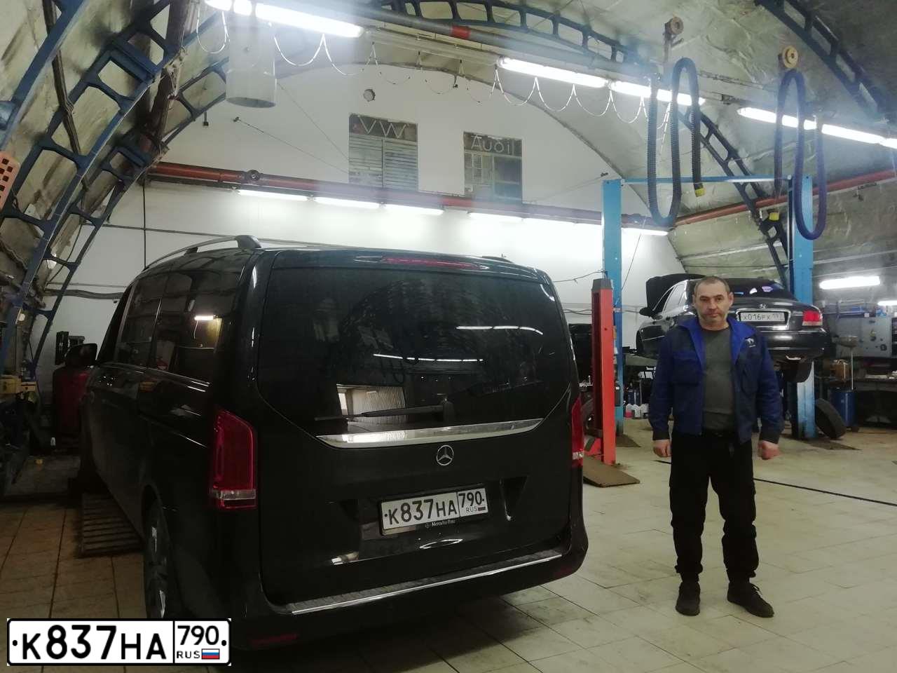 Фото автомобиля MERCEDES V-KLASSE, 2015 — госномер Р567УС77. Цвет: ЧЕРНЫЙ