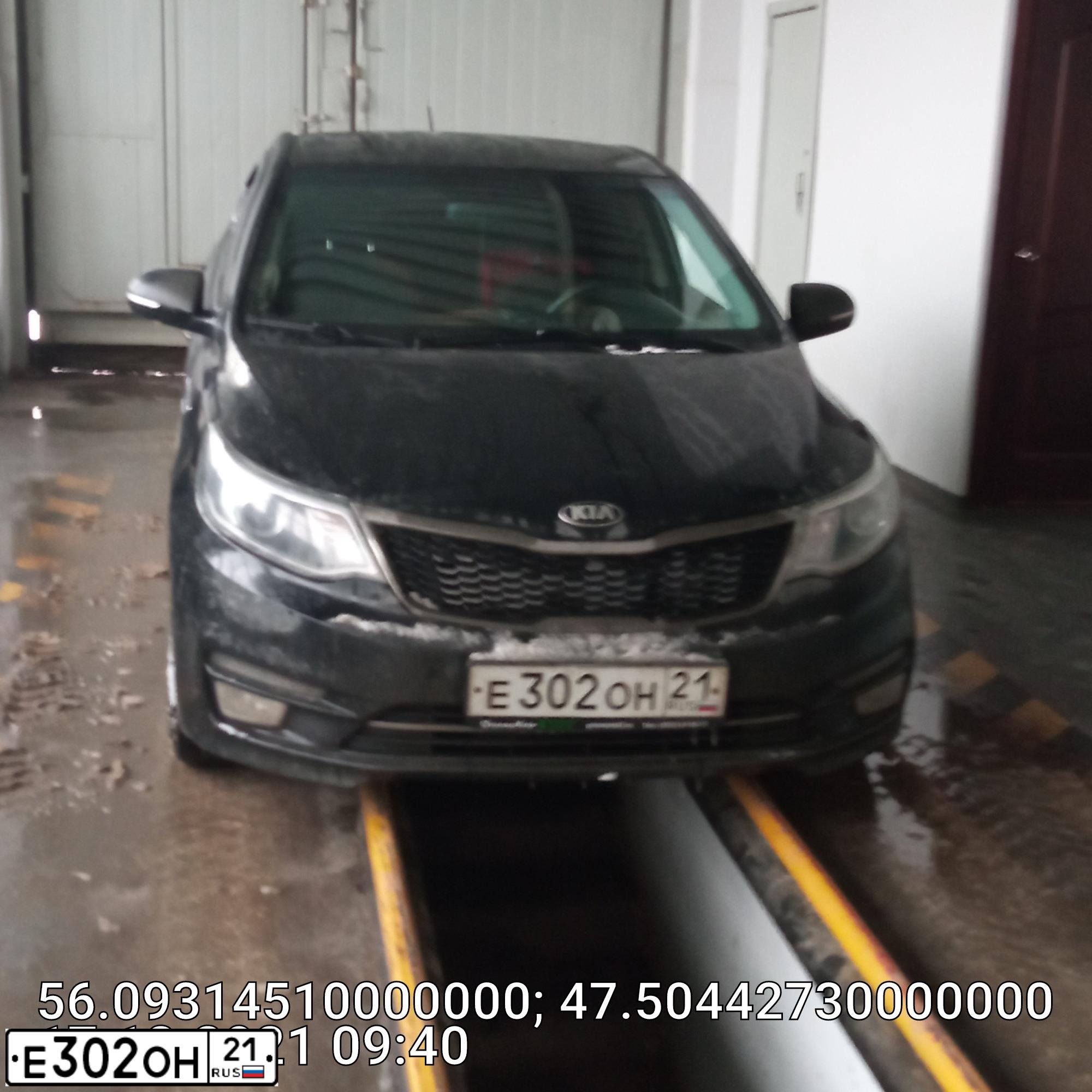 Фото автомобиля KIA RIO, 2015 — госномер Е302ОН21. Цвет: ЧЕРНЫЙ