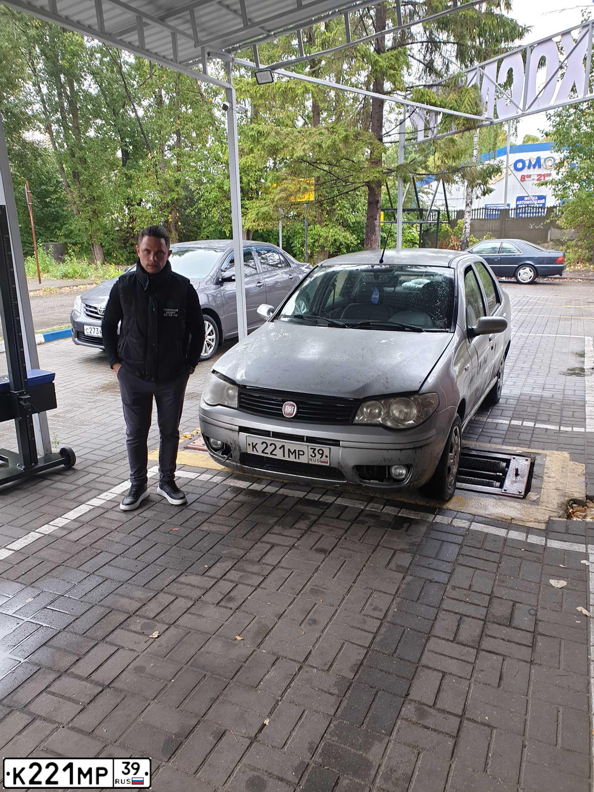Фото автомобиля FIAT ALBEA, 2010 — госномер К221МР39. Цвет: Серебристый