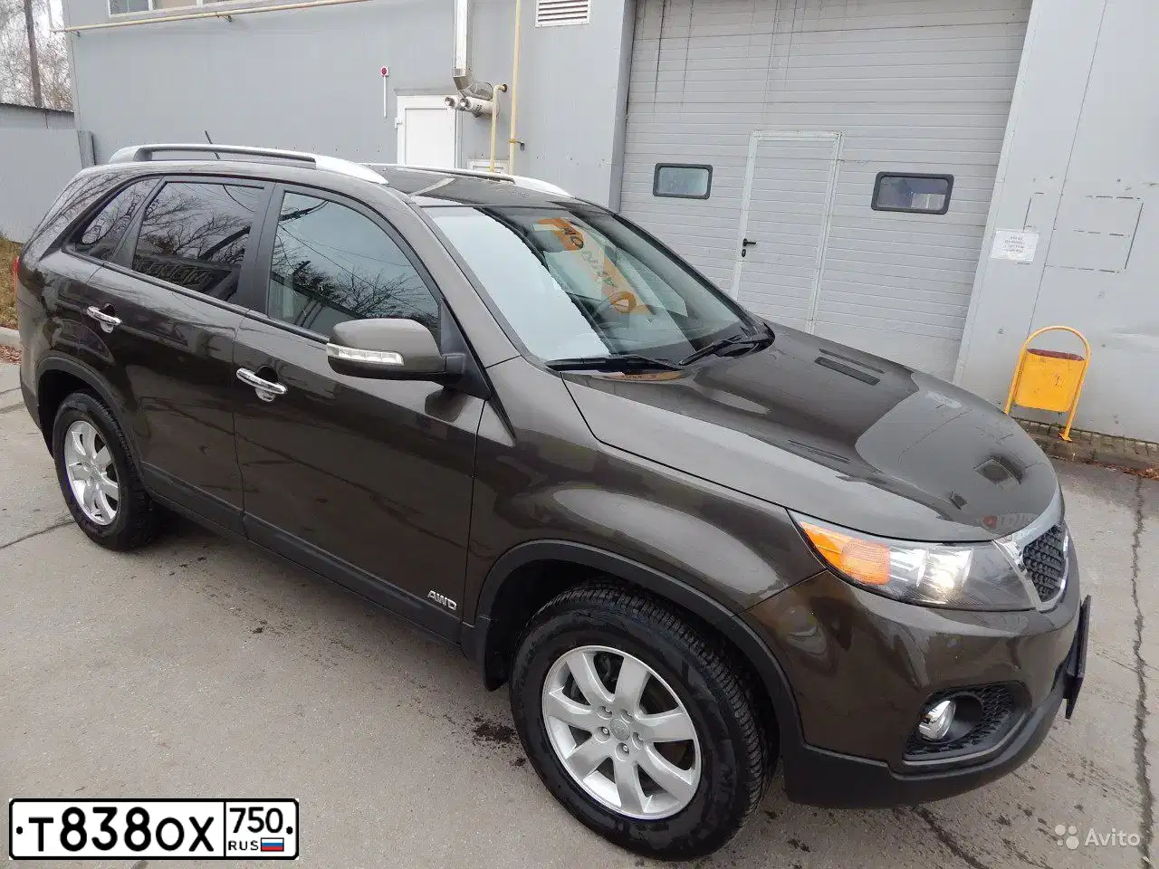 Фото автомобиля KIA SORENTO, 2012 — госномер К424ТВ190. Цвет: Коричневый