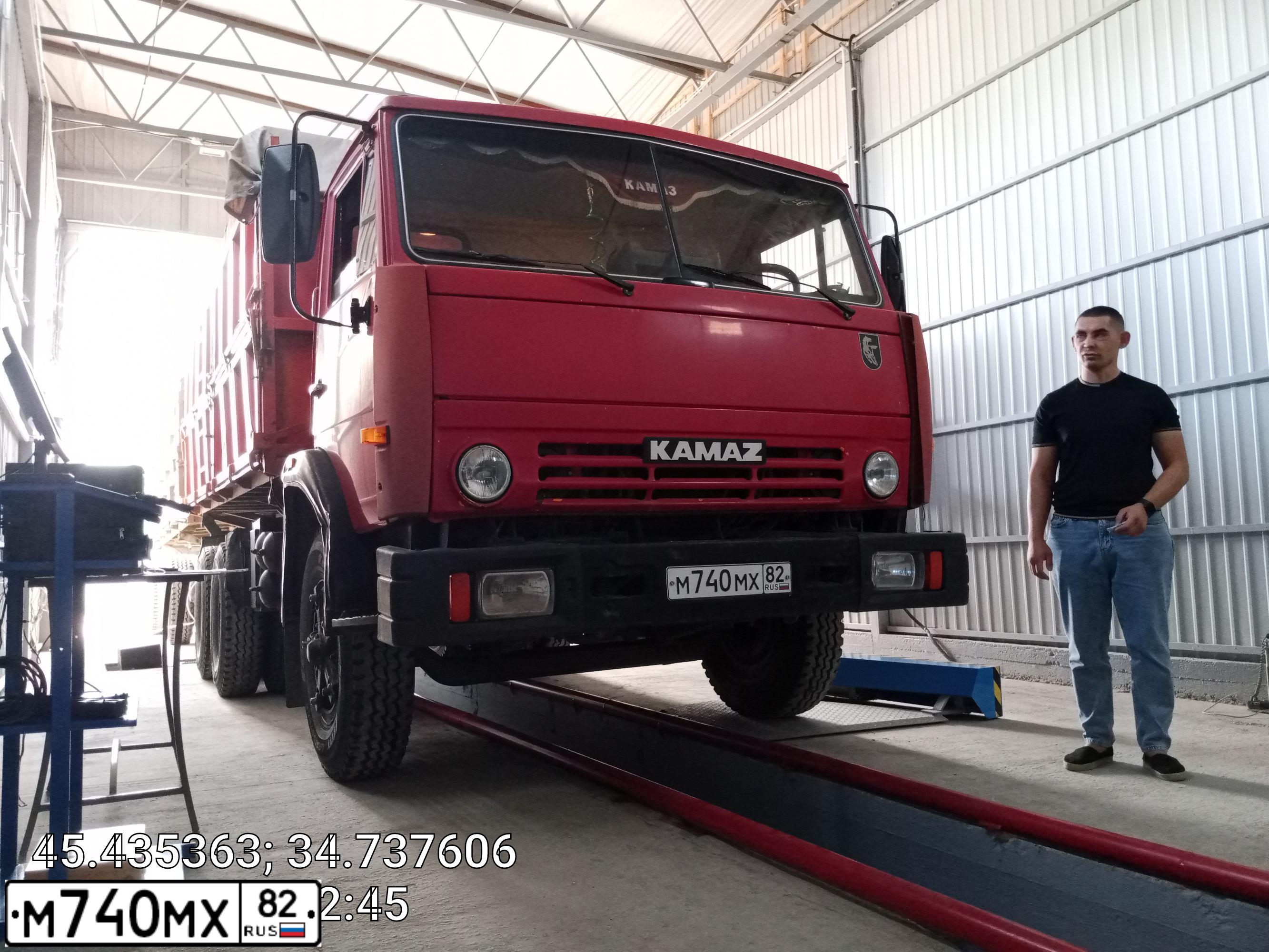 Фото автомобиля KAMAZ 5320 /6X4/, 1992 — госномер М740МХ82. Цвет: Красный