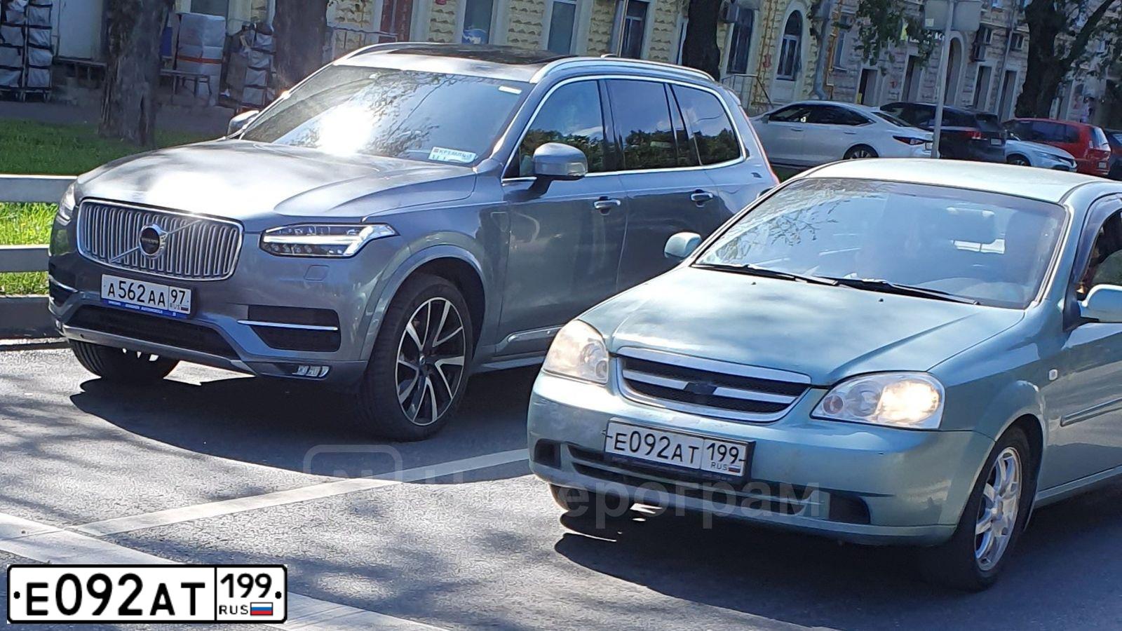 Фото автомобиля CHEVROLET LACETTI, 2007 — госномер Е092АТ199. Цвет: ЗЕЛЕНЫЙ