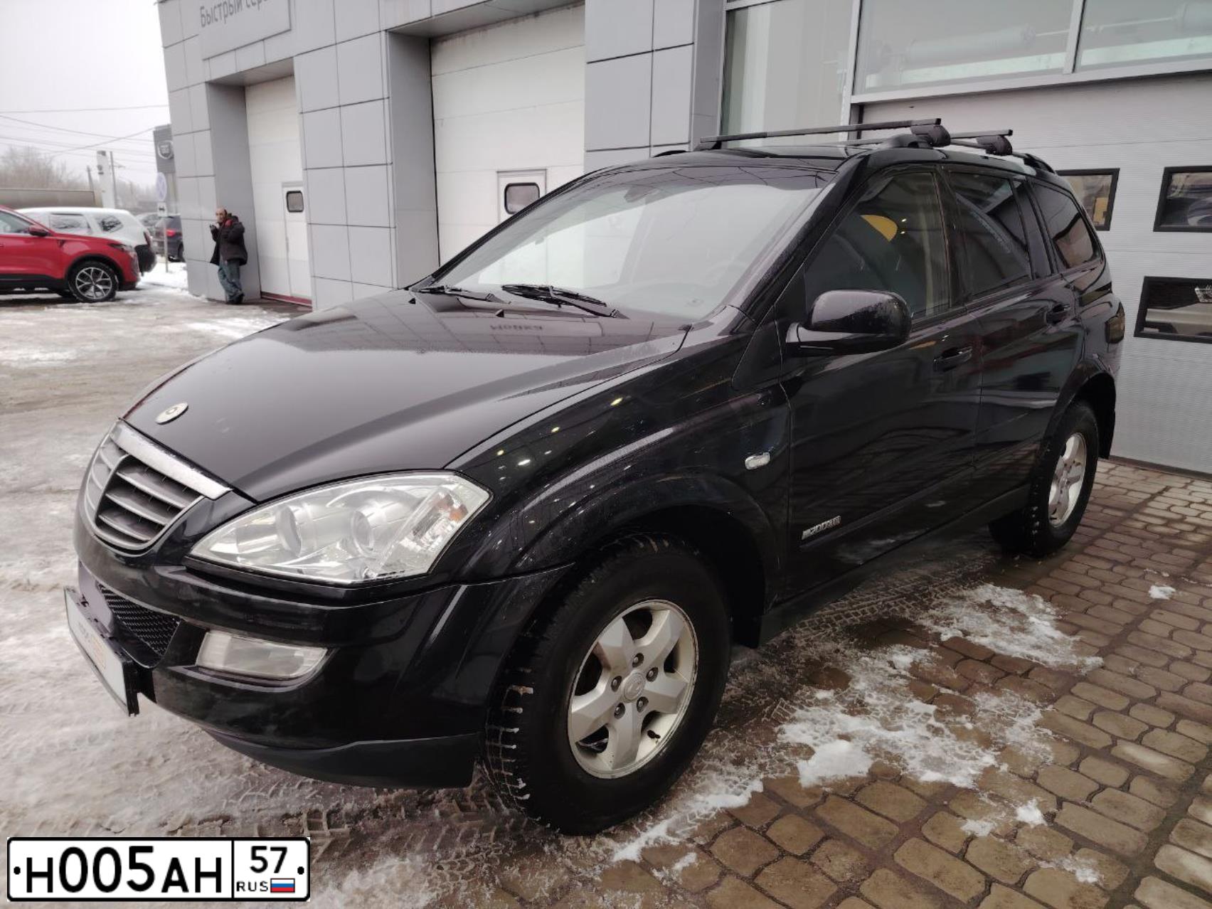 Фото автомобиля SSANG YONG KYRON II, 2012 — госномер Е742СР57. Цвет: ЧЕРНЫЙ