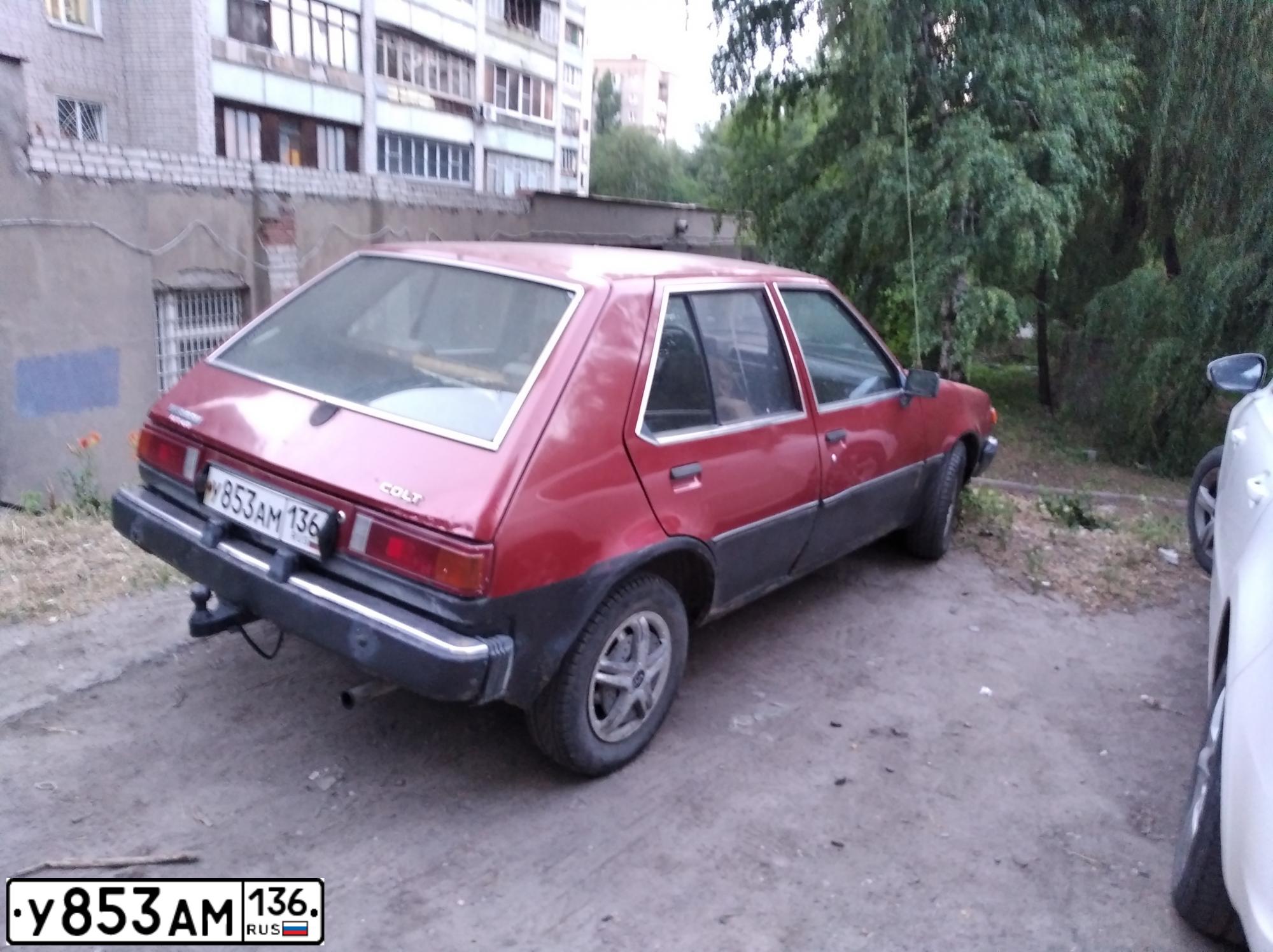 Фото автомобиля MITSUBISHI COLT, 1982 — госномер У853АМ136. Цвет: ТЕМНО-КРАСНЫЙ