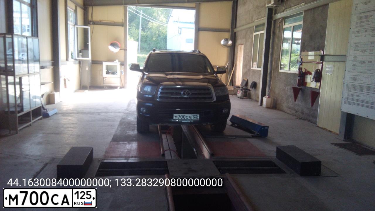 Фото автомобиля TOYOTA SEQUOIA, 2008 — госномер М700СА125. Цвет: ЧЕРНЫЙ