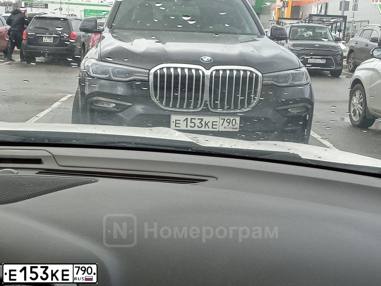 Фото автомобиля BMW X7, 2020 — госномер Е153КЕ790. Цвет: ЧЕРНЫЙ