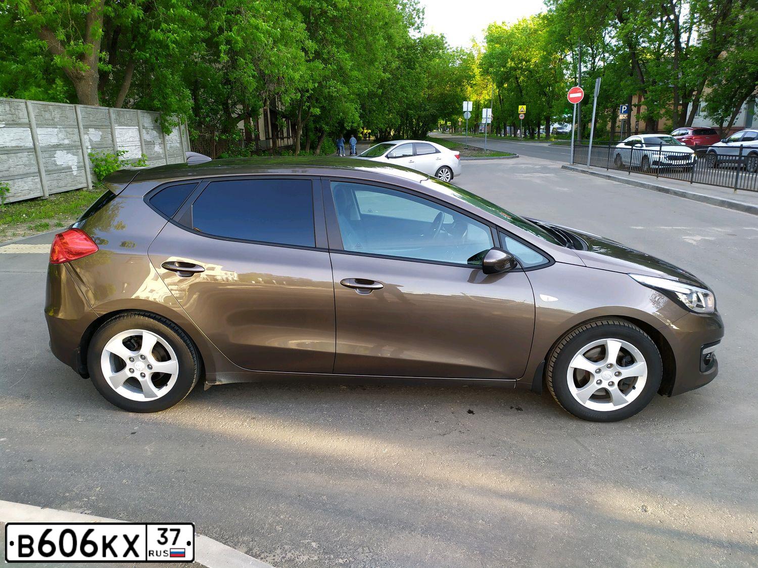 Фото автомобиля KIA CEE'D, 2017 — госномер А447РХ37. Цвет: Коричневый