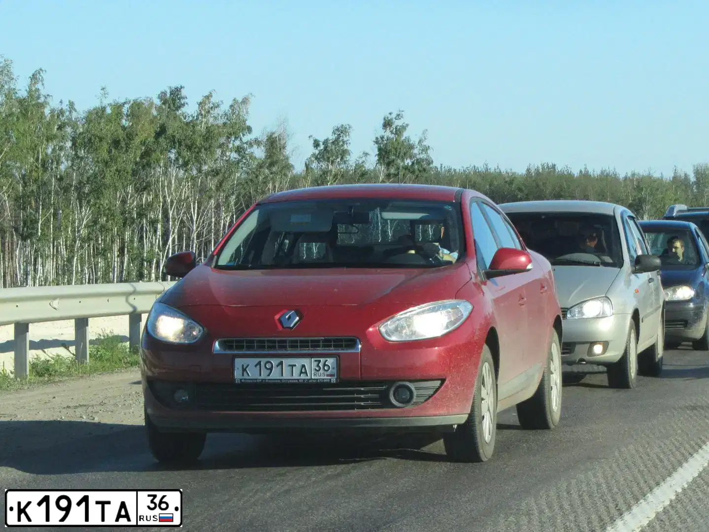 Фото автомобиля RENAULT FLUENCE, 2010 — госномер У334НН136. Цвет: Красный