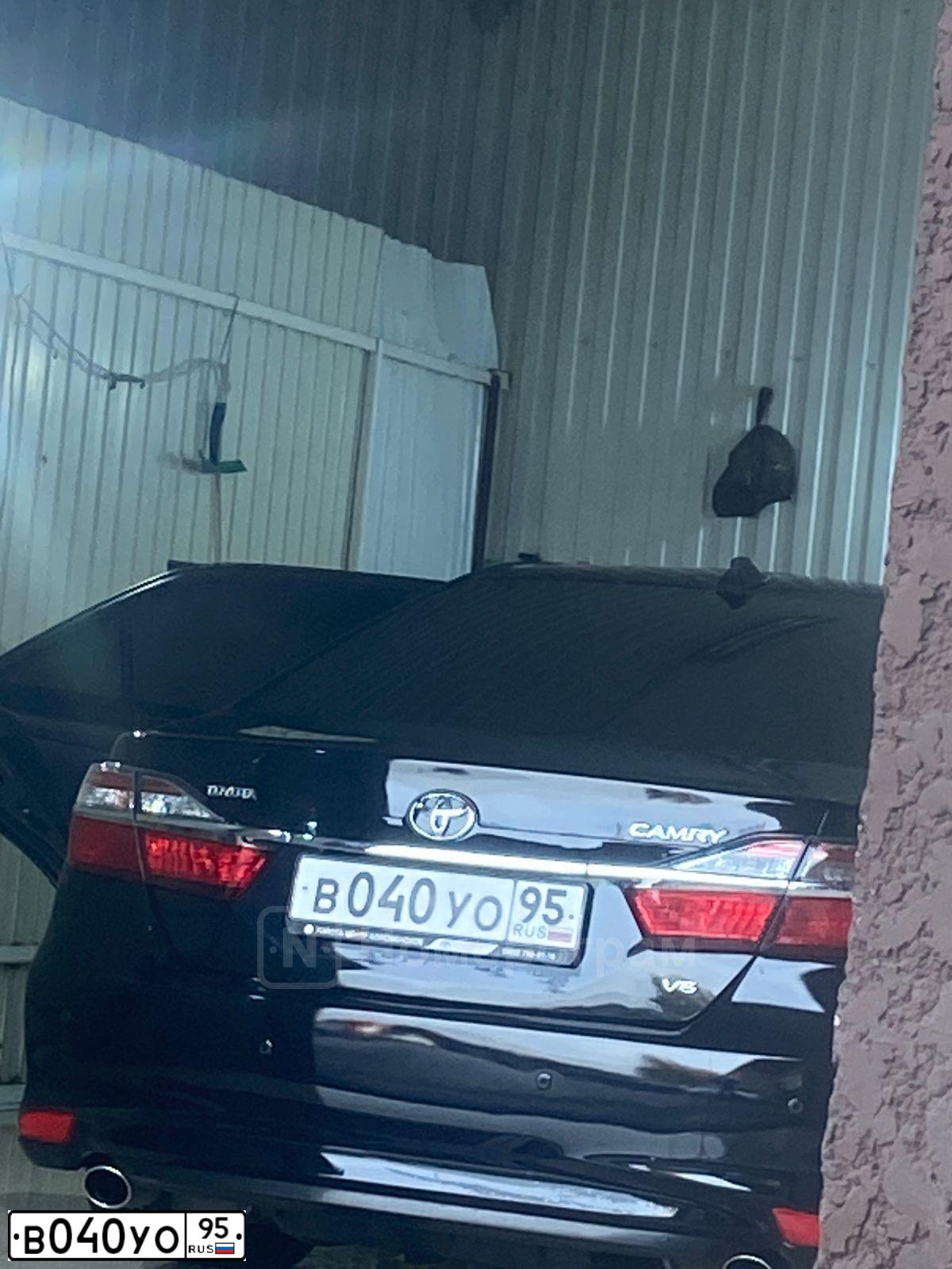 Фото автомобиля TOYOTA CAMRY, 2012 — госномер Е168АЕ77. Цвет: ЧЕРНЫЙ МЕТАЛЛИК