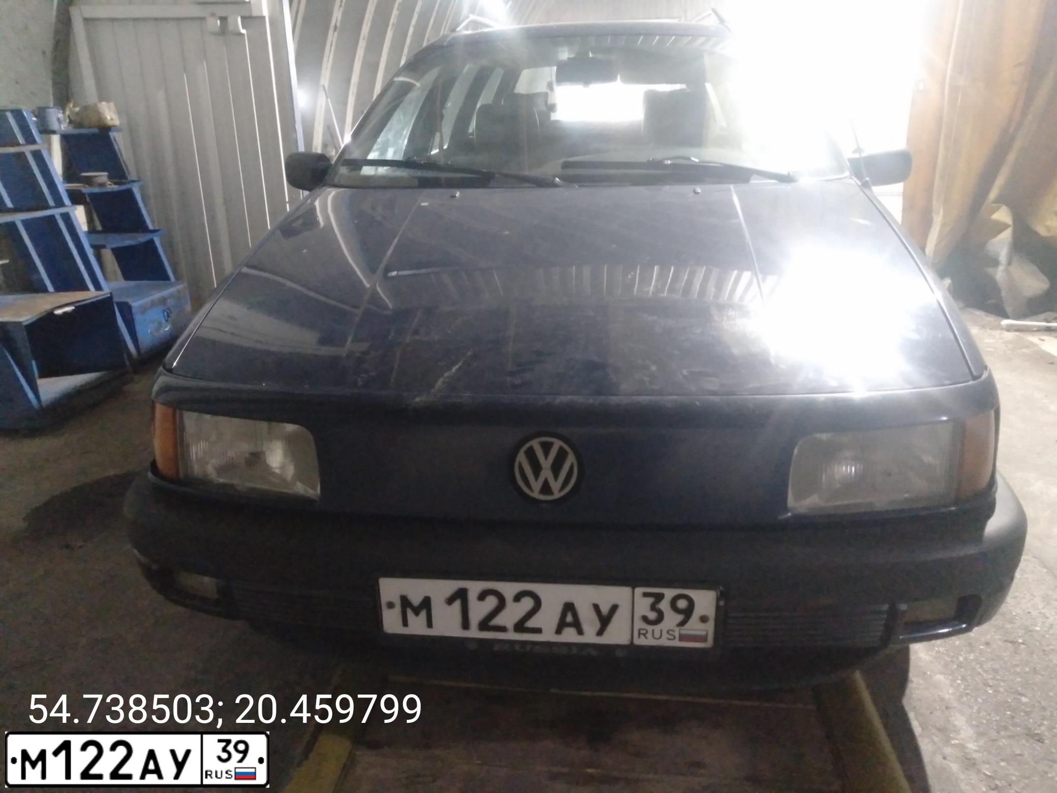 Фото автомобиля VOLKSWAGEN PASSAT, 1992 — госномер М122АУ39. Цвет: СИНИЙ
