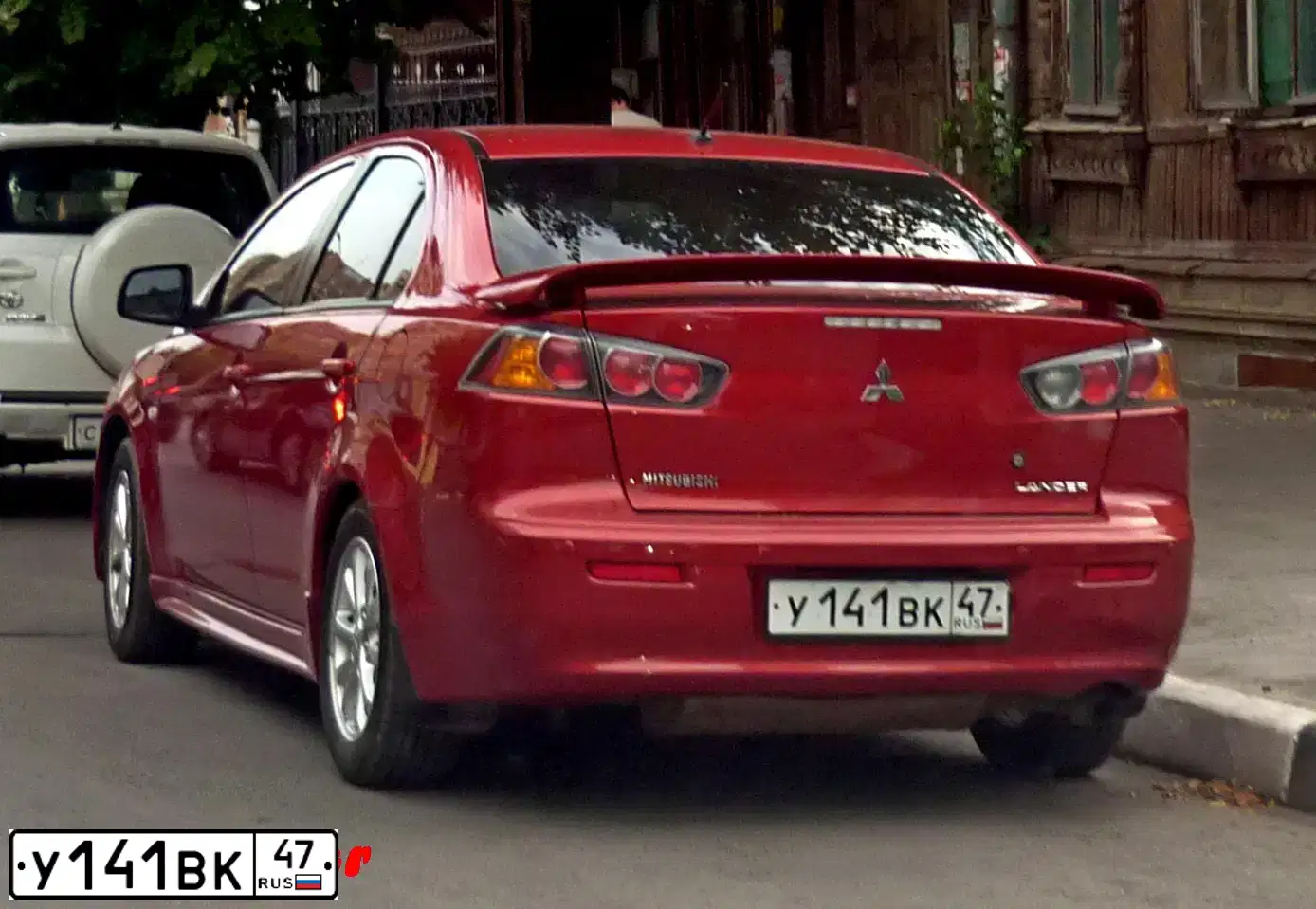 Фото автомобиля MITSUBISHI LANCER, 2011 — госномер У141ВК47. Цвет: КРАСНЫЙ