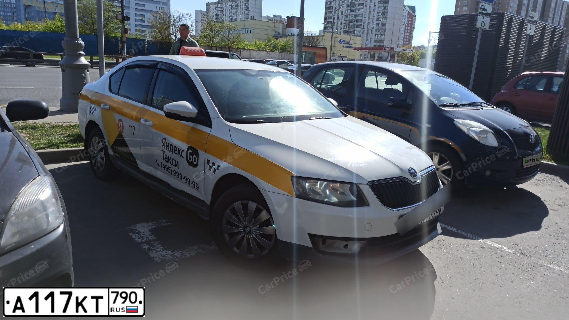 Фото автомобиля SKODA OCTAVIA, 2015 — госномер Р218АН126. Цвет: Белый