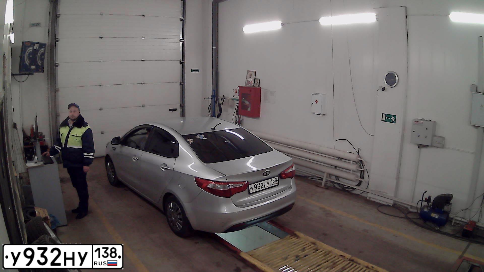 Фото автомобиля KIA RIO, 2013 — госномер Р305ЕО40. Цвет: СЕРЕБРИСТЫЙ