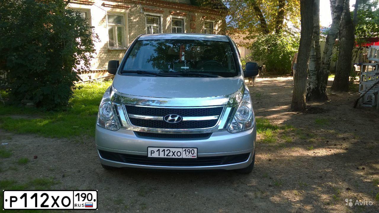 Фото автомобиля HYUNDAI GRAND STAREX, 2010 — госномер Р112ХО190. Цвет: СЕРЫЙ