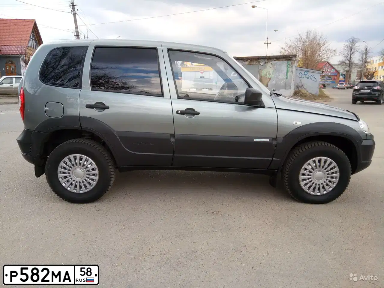 Фото автомобиля CHEVROLET NIVA, 2012 — госномер О232ВН58. Цвет: Темно-серый металлик