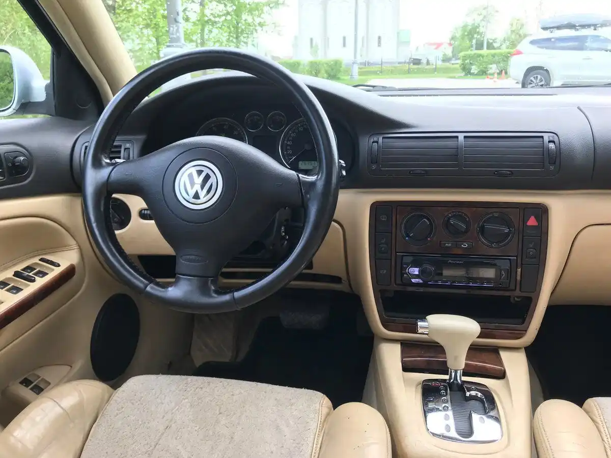 Фото автомобиля VOLKSWAGEN PASSAT, 2001 — госномер М005МВ150. Цвет: Серебристый