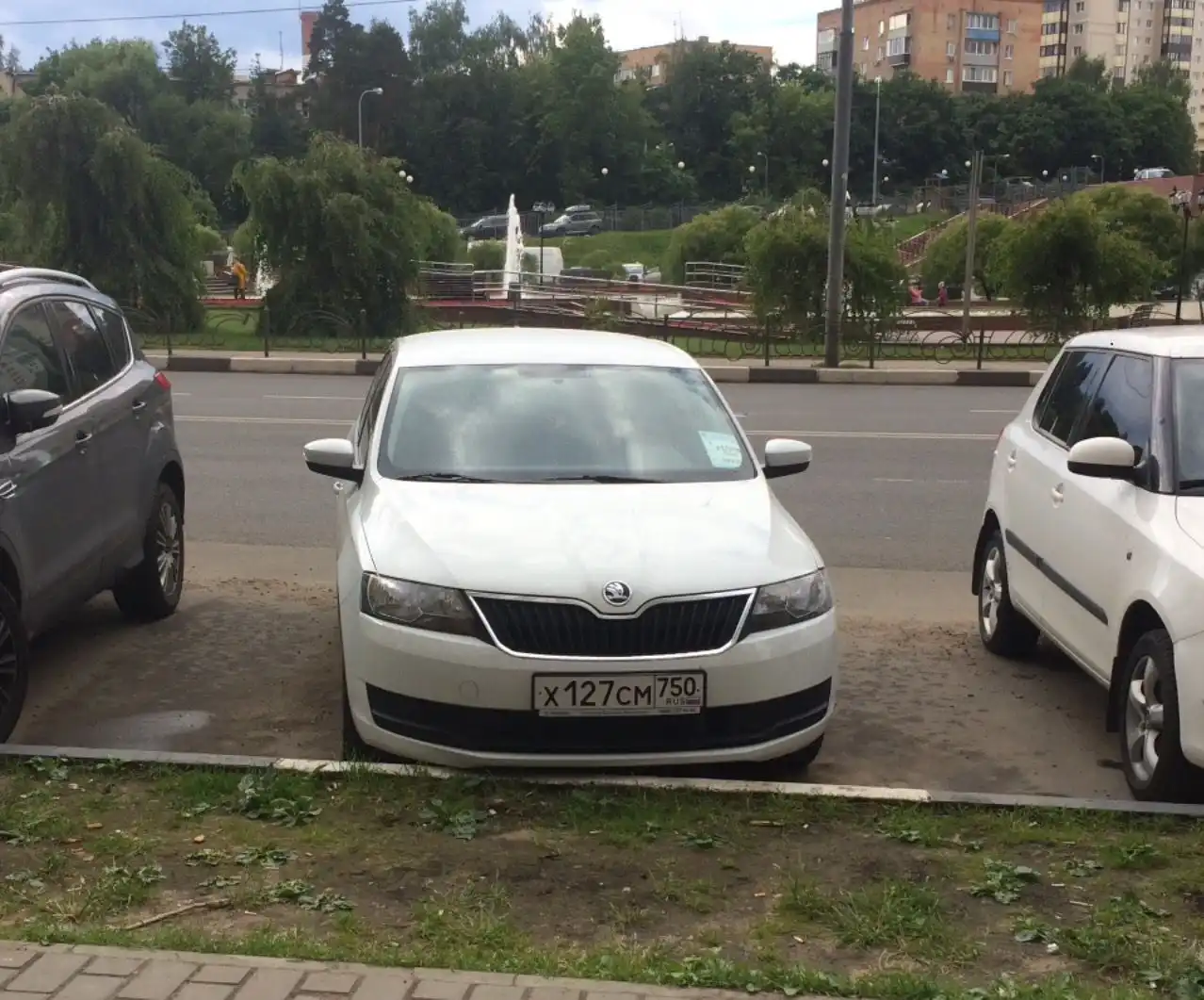 Фото автомобиля SKODA RAPID, 2018 — госномер М835ВХ550. Цвет: Белый