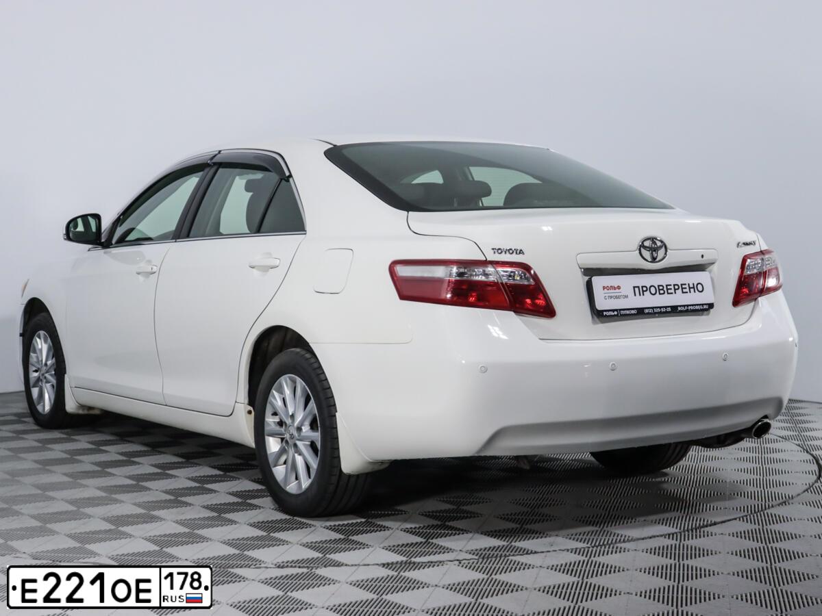 Фото автомобиля TOYOTA CAMRY, 2011 — госномер М468ТМ198. Цвет: Белый