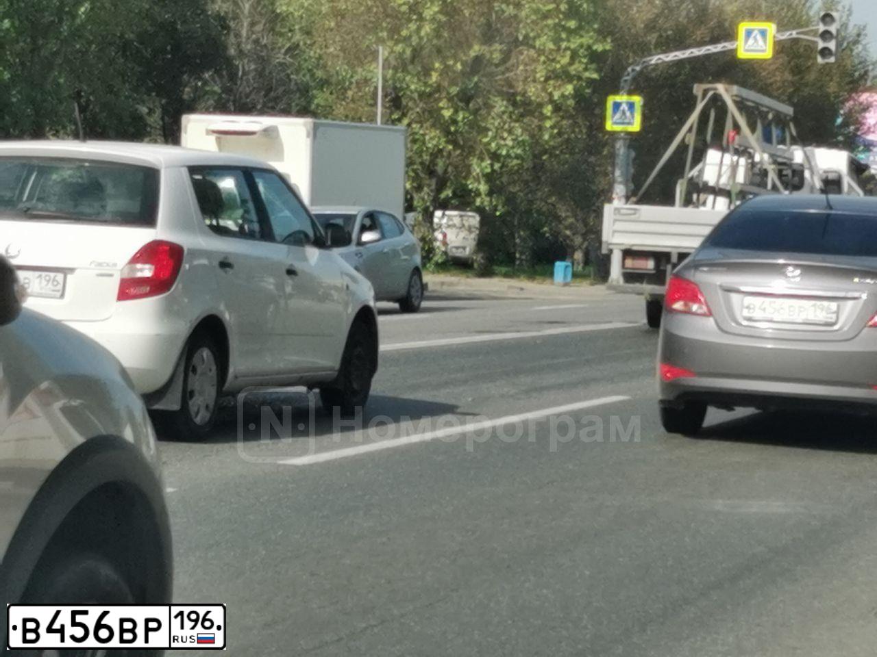 Фото автомобиля HYUNDAI SOLARIS, 2014 — госномер В456ВР196. Цвет: ТЕМНО-СЕРЫЙ