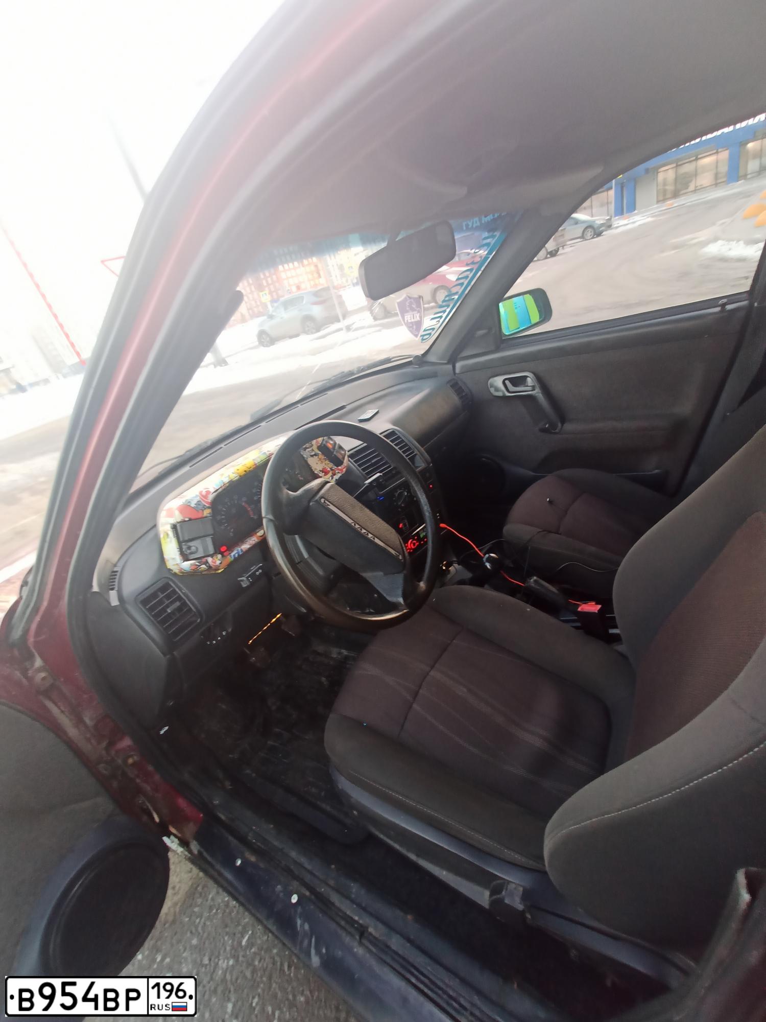 Фото автомобиля LADA 2110, 2002 — госномер Р238РТ196. Цвет: Красный