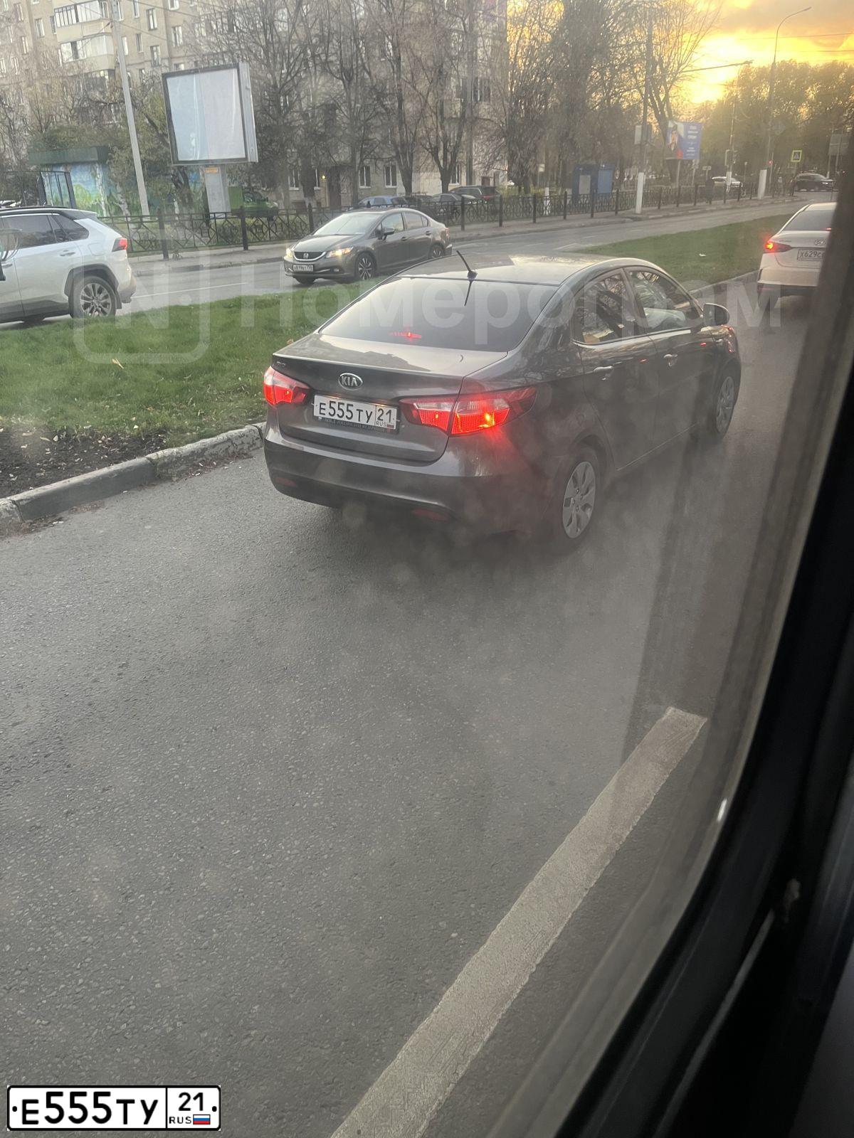 Фото автомобиля KIA RIO, 2014 — госномер Е555ТУ21. Цвет: СЕРЫЙ