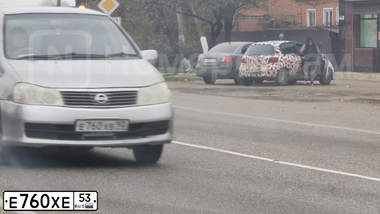 Фото автомобиля VOLKSWAGEN TIGUAN, 2009 — госномер О440ВЕ977. Цвет: синий